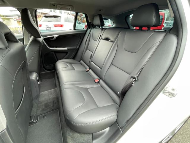 Ｖ６０ Ｄ４　ＳＥ　黒革　メモリー付きパワーシート　純正ナビ　ＢＬＩＳ　アダブティブクルーズコントロール　バックカメラ　アクティブハイビーム　純正１７インチアルミホイール　ＥＴＣ　純正フロアマット　スマートキー（40枚目）