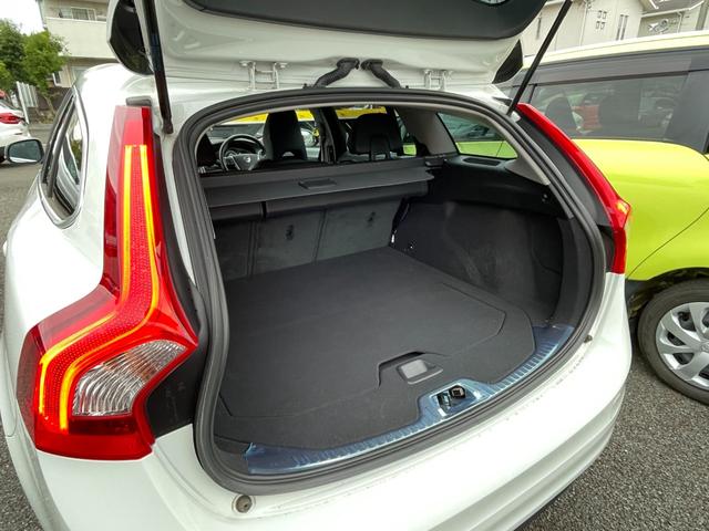 Ｖ６０ Ｄ４　ＳＥ　黒革　メモリー付きパワーシート　純正ナビ　ＢＬＩＳ　アダブティブクルーズコントロール　バックカメラ　アクティブハイビーム　純正１７インチアルミホイール　ＥＴＣ　純正フロアマット　スマートキー（44枚目）