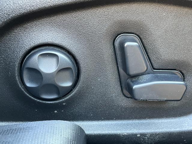 ジープ・レネゲード リミテッド 黒革 パワーシート シートヒーター 純正ナビ(Bluetooth/AppleCarPlay/AUX/USB/フルセグ) ACC 衝突被害軽減システム ステアリングヒーター ブラインドスポットモニター(11枚目)