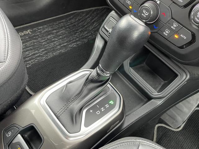 ジープ・レネゲード リミテッド 黒革 パワーシート シートヒーター 純正ナビ(Bluetooth/AppleCarPlay/AUX/USB/フルセグ) ACC 衝突被害軽減システム ステアリングヒーター ブラインドスポットモニター(19枚目)