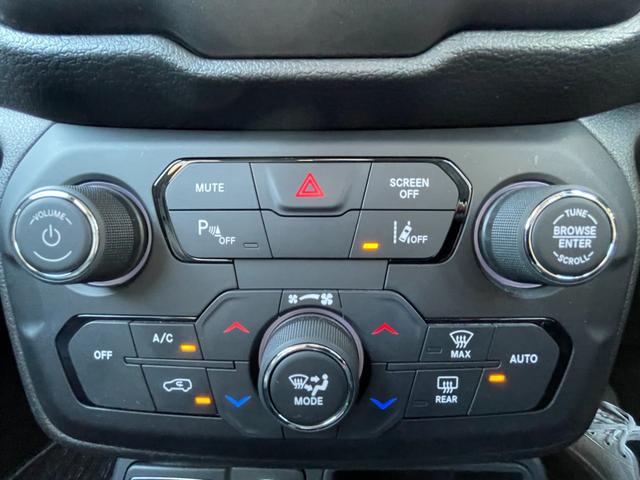 ジープ・レネゲード リミテッド 黒革 パワーシート シートヒーター 純正ナビ(Bluetooth/AppleCarPlay/AUX/USB/フルセグ) ACC 衝突被害軽減システム ステアリングヒーター ブラインドスポットモニター(20枚目)