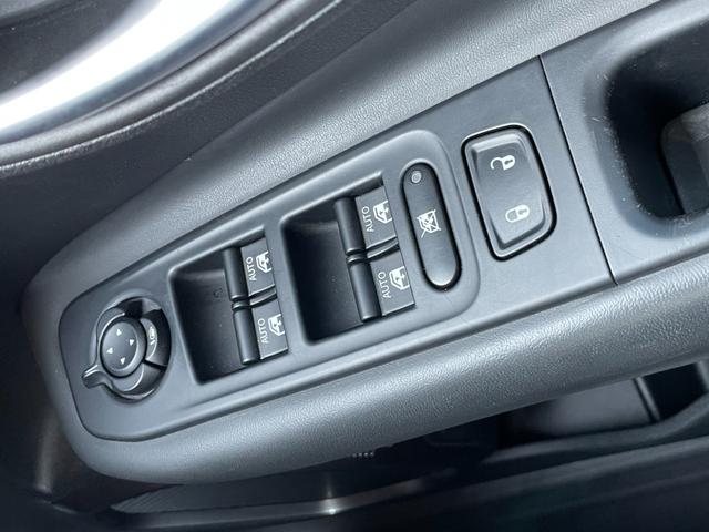 ジープ・レネゲード リミテッド 黒革 パワーシート シートヒーター 純正ナビ(Bluetooth/AppleCarPlay/AUX/USB/フルセグ) ACC 衝突被害軽減システム ステアリングヒーター ブラインドスポットモニター(22枚目)