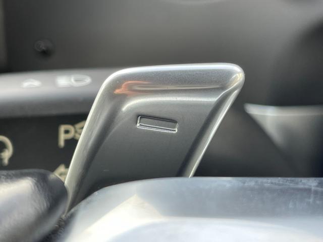 マットブラックにホワイトのＬＩＢＥＲＡＬＡのロゴの建物と看板が目印です。