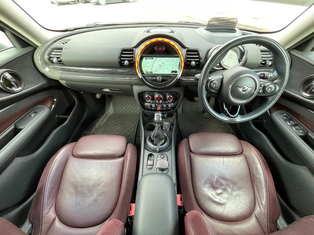 ＭＩＮＩ クーパーＳ　クラブマン　ＨＵＤ　メモリー付きパワーシート　シートヒーター　純正ナビ　ＴＶ　バックカメラ　　ハーフレザー　クルーズコントロール　純正ＡＷ付き冬タイヤ有り　ＥＴＣ　ＬＥＤヘッドライト　アンビエントライト（4枚目）