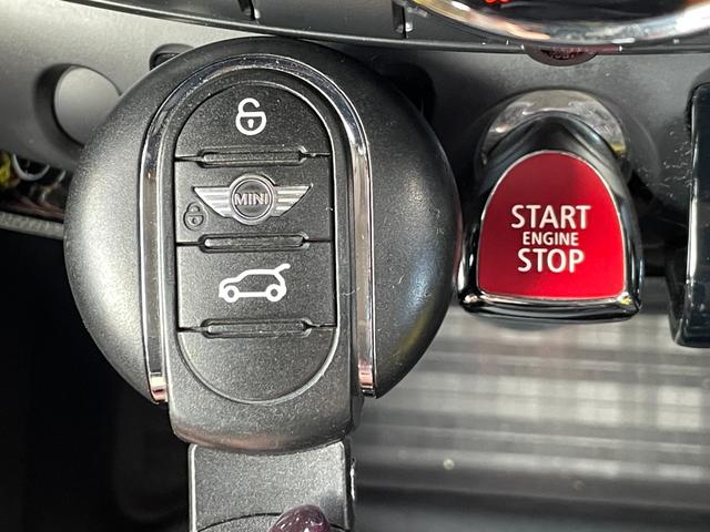 ＭＩＮＩ クーパーＳ　クラブマン　ＨＵＤ　メモリー付きパワーシート　シートヒーター　純正ナビ　ＴＶ　バックカメラ　　ハーフレザー　クルーズコントロール　純正ＡＷ付き冬タイヤ有り　ＥＴＣ　ＬＥＤヘッドライト　アンビエントライト（23枚目）