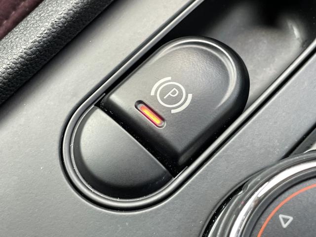 ＭＩＮＩ クーパーＳ　クラブマン　ＨＵＤ　メモリー付きパワーシート　シートヒーター　純正ナビ　ＴＶ　バックカメラ　　ハーフレザー　クルーズコントロール　純正ＡＷ付き冬タイヤ有り　ＥＴＣ　ＬＥＤヘッドライト　アンビエントライト（25枚目）