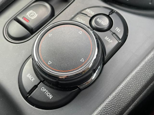 ＭＩＮＩ クーパーＳ　クラブマン　ＨＵＤ　メモリー付きパワーシート　シートヒーター　純正ナビ　ＴＶ　バックカメラ　　ハーフレザー　クルーズコントロール　純正ＡＷ付き冬タイヤ有り　ＥＴＣ　ＬＥＤヘッドライト　アンビエントライト（26枚目）