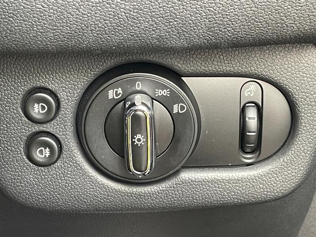 ＭＩＮＩ クーパーＳ　クラブマン　ＨＵＤ　メモリー付きパワーシート　シートヒーター　純正ナビ　ＴＶ　バックカメラ　　ハーフレザー　クルーズコントロール　純正ＡＷ付き冬タイヤ有り　ＥＴＣ　ＬＥＤヘッドライト　アンビエントライト（30枚目）