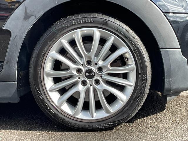 ＭＩＮＩ クーパーＳ　クラブマン　ＨＵＤ　メモリー付きパワーシート　シートヒーター　純正ナビ　ＴＶ　バックカメラ　　ハーフレザー　クルーズコントロール　純正ＡＷ付き冬タイヤ有り　ＥＴＣ　ＬＥＤヘッドライト　アンビエントライト（65枚目）