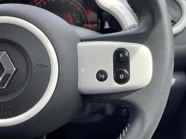 トゥインゴ ＥＤＣ　ディスプレイオーディオ（Ｂｌｕｅｔｏｏｔｈ／ＣａｒＰｌａｙ）　クルーズコントロール　レーンキープアシスト　パーキングアシスト　キーレスキー　オートエアコン　オートライト　フロントフォグランプ　ＥＴＣ（12枚目）