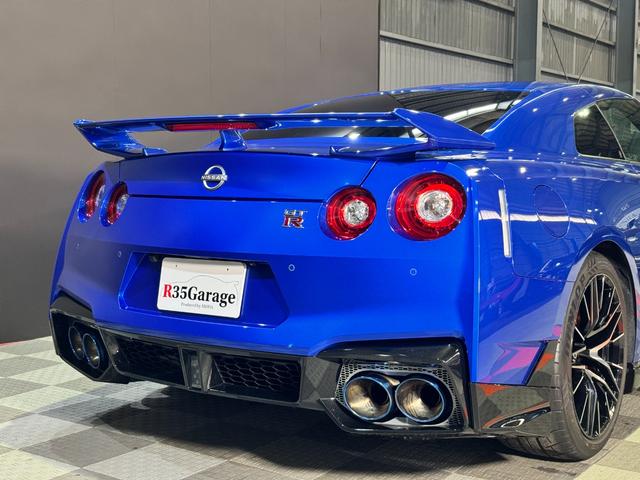 ＧＴ－Ｒ ブラックエディション　・前後ドライブレコーダー　・ＮＩＳＭＯフロアマット　・ＦＵＪＩＴＳＵＢＯ製チタンマフラー　・２０インチレイズ製アルミ鍛造ホイール　・ＲＥＣＡＲＯ製ハーフレザーシート　・ＢＯＳＥサウンドシステム（23枚目）