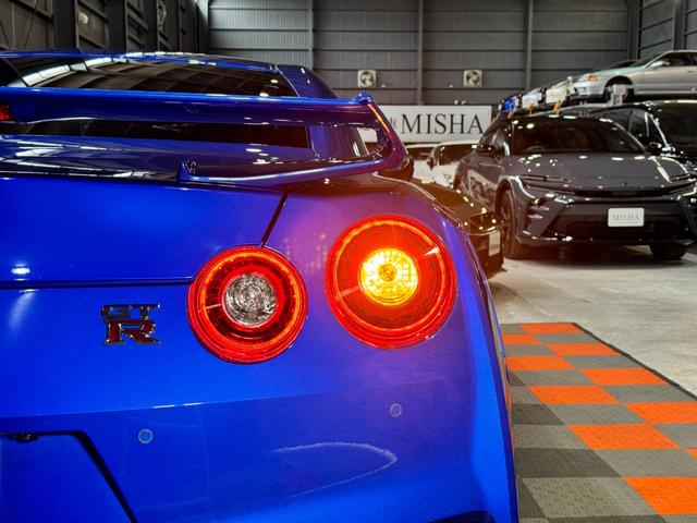 ＧＴ－Ｒ ブラックエディション　・前後ドライブレコーダー　・ＮＩＳＭＯフロアマット　・ＦＵＪＩＴＳＵＢＯ製チタンマフラー　・２０インチレイズ製アルミ鍛造ホイール　・ＲＥＣＡＲＯ製ハーフレザーシート　・ＢＯＳＥサウンドシステム（30枚目）