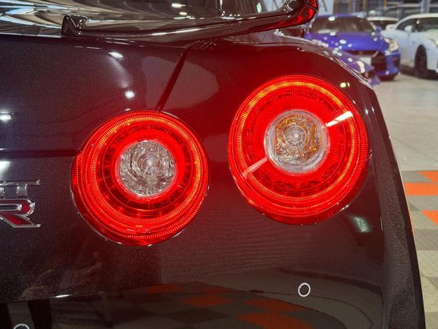 ＧＴ－Ｒ ブラックエディション　・ＢＯＳＳサウンドシステム　・ＦＵＪＩＴＳＵＢＯ製チタンマフラー　・ＲＥＣＡＲＯ製ハーフレザーシート　・レイズ製２０インチアルミ鍛造ホイール　・デイライトキャンセラー　・プライバシーガラス（37枚目）