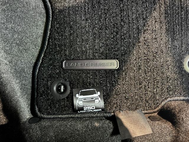 ランドクルーザー250 VX MODELLISTAエアロ装着/丸目型LEDヘッドランプ/20インチアルミホイール&タイヤセット/デジタルインナーミラー/チルト&スライド電動ムーンルーフ/フロアマット(51枚目)