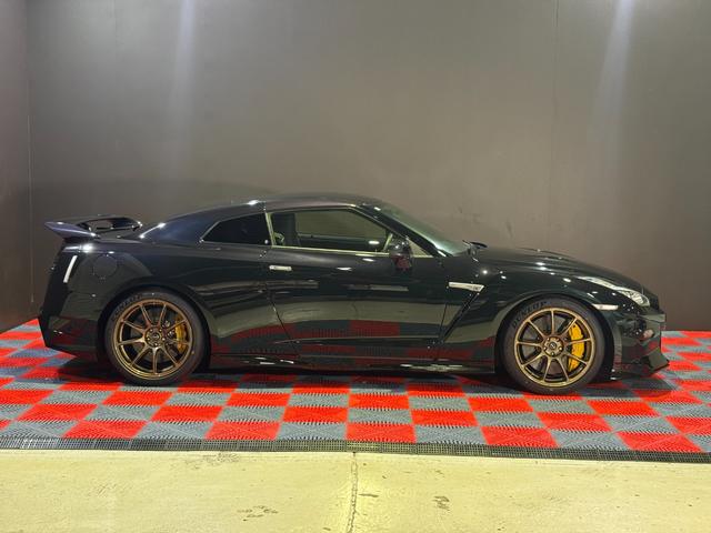 GT-R プレミアムエディション T-スペック /MY24モデル/純正ドラレコ/純正フロアマット/Tスペック専用内装/Tスペック専用サスペンション/専用カーボンセラミックブレーキ/専用レイズ製鍛造ホイール(ブロンズ)(16枚目)