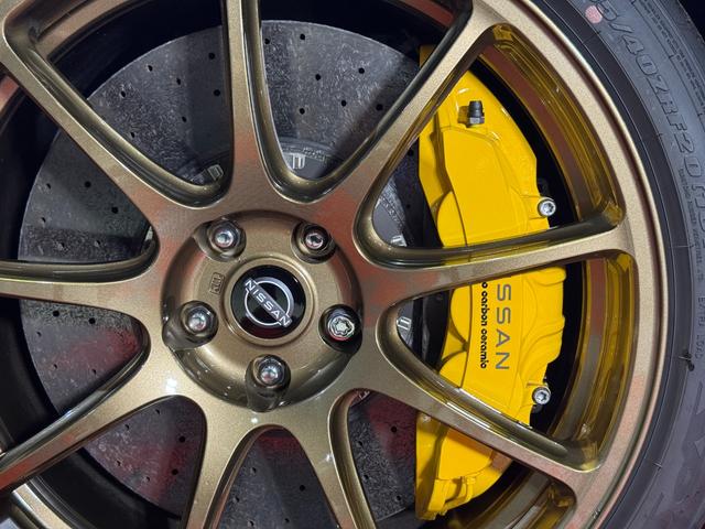 GT-R プレミアムエディション T-スペック /MY24モデル/純正ドラレコ/純正フロアマット/Tスペック専用内装/Tスペック専用サスペンション/専用カーボンセラミックブレーキ/専用レイズ製鍛造ホイール(ブロンズ)(19枚目)