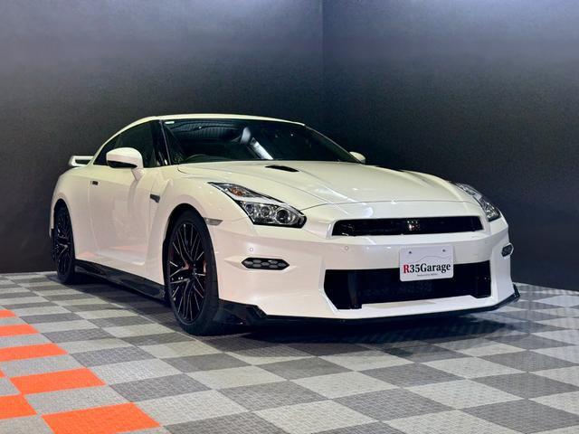 GT-R ピュアエディション /最終MY25モデル/デイライトキャンセラースイッチ/プライバシーガラス/純正フロアマット/新車ビニール付き/レイズ製20インチアルミホイール/FUJITSUBO製チタン合金マフラー(2枚目)