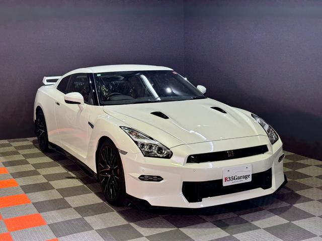 GT-R ピュアエディション /最終MY25モデル/デイライトキャンセラースイッチ/プライバシーガラス/純正フロアマット/新車ビニール付き/レイズ製20インチアルミホイール/FUJITSUBO製チタン合金マフラー(3枚目)