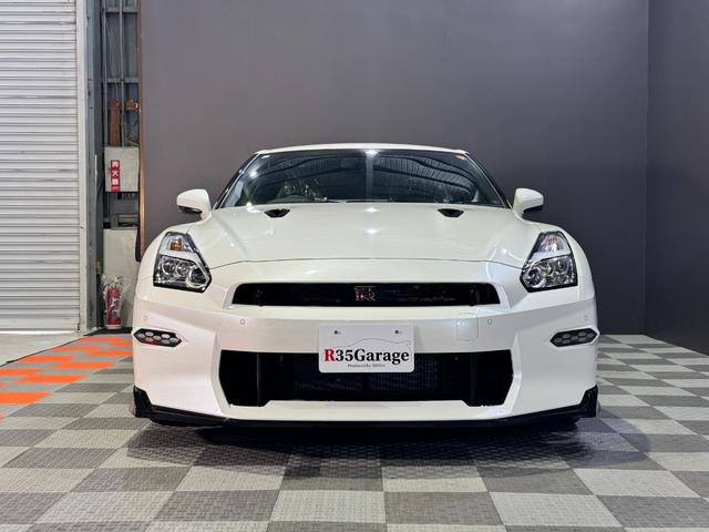 GT-R ピュアエディション /最終MY25モデル/デイライトキャンセラースイッチ/プライバシーガラス/純正フロアマット/新車ビニール付き/レイズ製20インチアルミホイール/FUJITSUBO製チタン合金マフラー(4枚目)