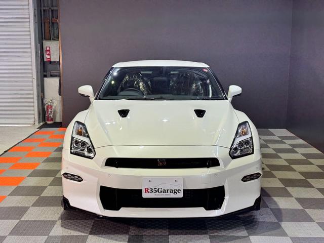 GT-R ピュアエディション /最終MY25モデル/デイライトキャンセラースイッチ/プライバシーガラス/純正フロアマット/新車ビニール付き/レイズ製20インチアルミホイール/FUJITSUBO製チタン合金マフラー(5枚目)