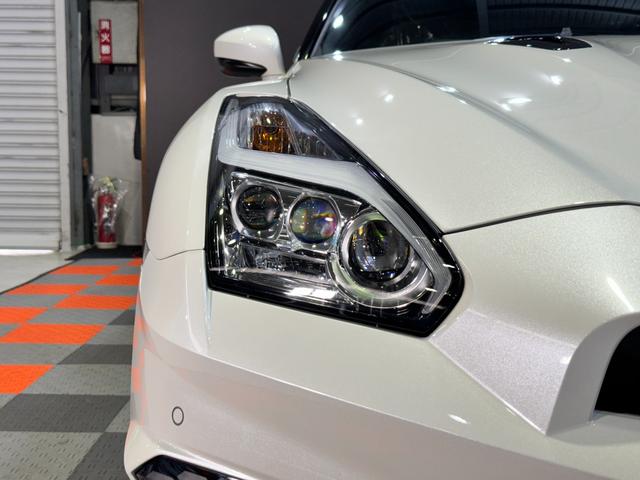 GT-R ピュアエディション /最終MY25モデル/デイライトキャンセラースイッチ/プライバシーガラス/純正フロアマット/新車ビニール付き/レイズ製20インチアルミホイール/FUJITSUBO製チタン合金マフラー(10枚目)