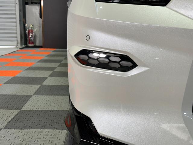 GT-R ピュアエディション /最終MY25モデル/デイライトキャンセラースイッチ/プライバシーガラス/純正フロアマット/新車ビニール付き/レイズ製20インチアルミホイール/FUJITSUBO製チタン合金マフラー(11枚目)