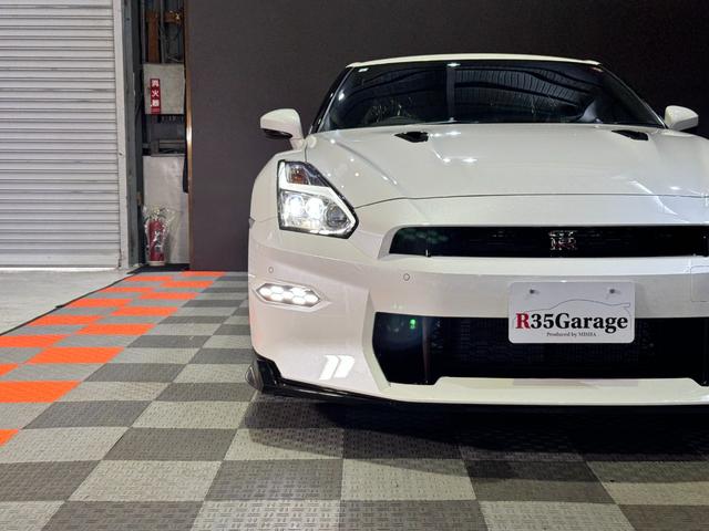 GT-R ピュアエディション /最終MY25モデル/デイライトキャンセラースイッチ/プライバシーガラス/純正フロアマット/新車ビニール付き/レイズ製20インチアルミホイール/FUJITSUBO製チタン合金マフラー(13枚目)