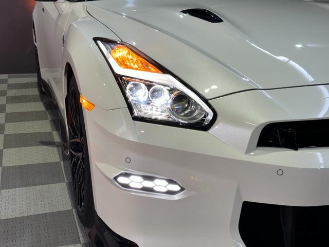 GT-R ピュアエディション /最終MY25モデル/デイライトキャンセラースイッチ/プライバシーガラス/純正フロアマット/新車ビニール付き/レイズ製20インチアルミホイール/FUJITSUBO製チタン合金マフラー(16枚目)