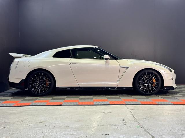 GT-R ピュアエディション /最終MY25モデル/デイライトキャンセラースイッチ/プライバシーガラス/純正フロアマット/新車ビニール付き/レイズ製20インチアルミホイール/FUJITSUBO製チタン合金マフラー(20枚目)