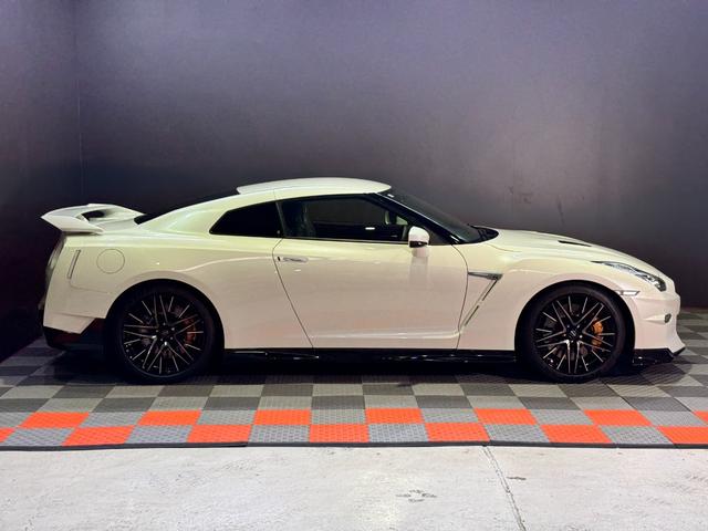 GT-R ピュアエディション /最終MY25モデル/デイライトキャンセラースイッチ/プライバシーガラス/純正フロアマット/新車ビニール付き/レイズ製20インチアルミホイール/FUJITSUBO製チタン合金マフラー(21枚目)