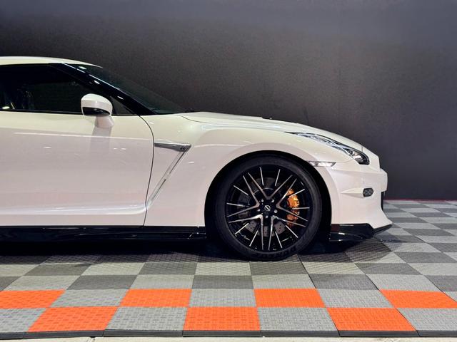 GT-R ピュアエディション /最終MY25モデル/デイライトキャンセラースイッチ/プライバシーガラス/純正フロアマット/新車ビニール付き/レイズ製20インチアルミホイール/FUJITSUBO製チタン合金マフラー(22枚目)