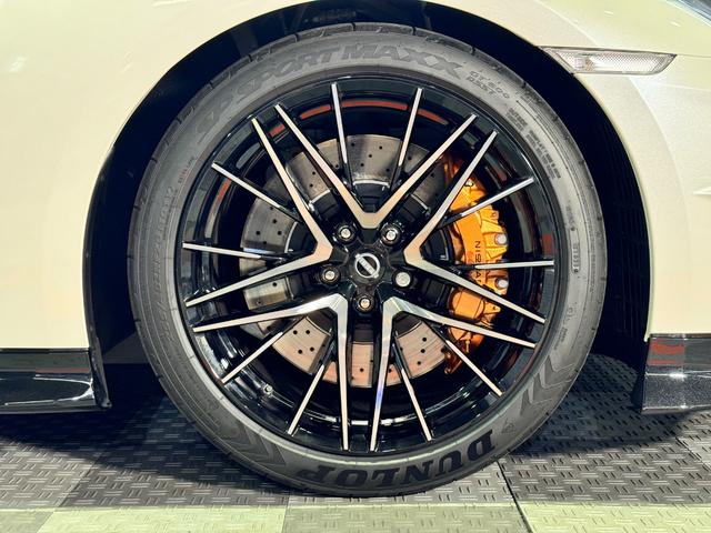 GT-R ピュアエディション /最終MY25モデル/デイライトキャンセラースイッチ/プライバシーガラス/純正フロアマット/新車ビニール付き/レイズ製20インチアルミホイール/FUJITSUBO製チタン合金マフラー(23枚目)