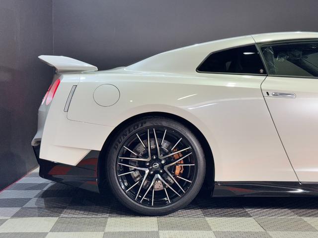 GT-R ピュアエディション /最終MY25モデル/デイライトキャンセラースイッチ/プライバシーガラス/純正フロアマット/新車ビニール付き/レイズ製20インチアルミホイール/FUJITSUBO製チタン合金マフラー(24枚目)