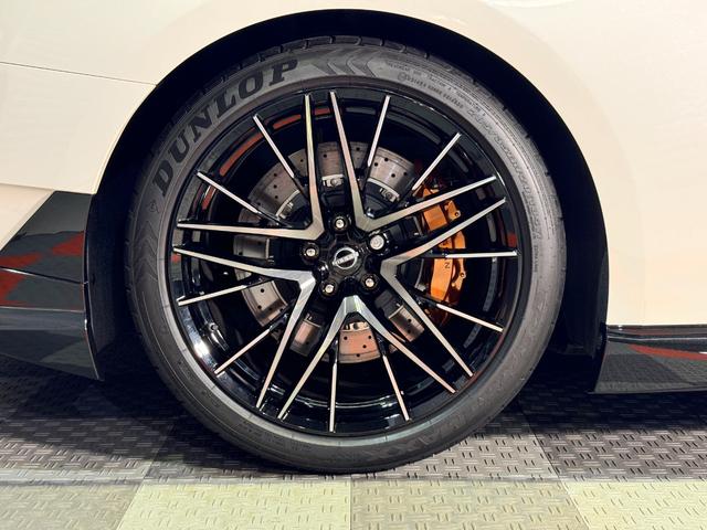 GT-R ピュアエディション /最終MY25モデル/デイライトキャンセラースイッチ/プライバシーガラス/純正フロアマット/新車ビニール付き/レイズ製20インチアルミホイール/FUJITSUBO製チタン合金マフラー(25枚目)