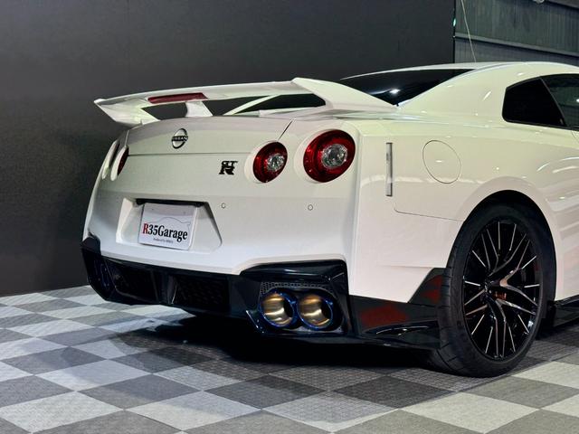 GT-R ピュアエディション /最終MY25モデル/デイライトキャンセラースイッチ/プライバシーガラス/純正フロアマット/新車ビニール付き/レイズ製20インチアルミホイール/FUJITSUBO製チタン合金マフラー(26枚目)