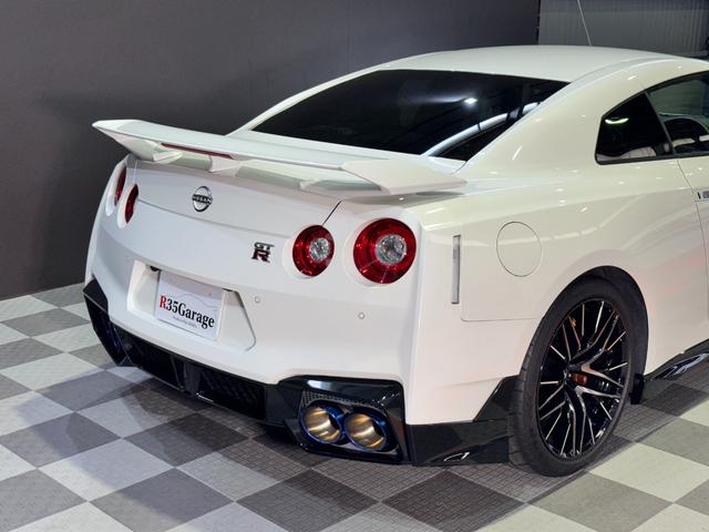 GT-R ピュアエディション /最終MY25モデル/デイライトキャンセラースイッチ/プライバシーガラス/純正フロアマット/新車ビニール付き/レイズ製20インチアルミホイール/FUJITSUBO製チタン合金マフラー(27枚目)