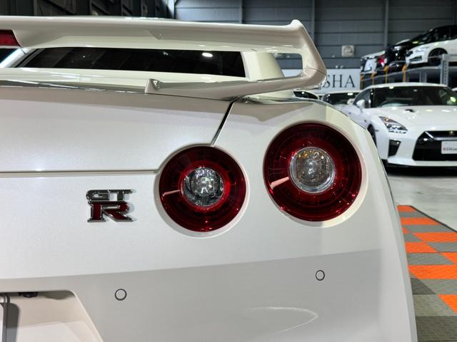 GT-R ピュアエディション /最終MY25モデル/デイライトキャンセラースイッチ/プライバシーガラス/純正フロアマット/新車ビニール付き/レイズ製20インチアルミホイール/FUJITSUBO製チタン合金マフラー(29枚目)