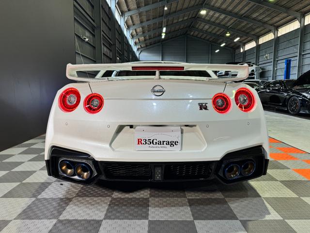 GT-R ピュアエディション /最終MY25モデル/デイライトキャンセラースイッチ/プライバシーガラス/純正フロアマット/新車ビニール付き/レイズ製20インチアルミホイール/FUJITSUBO製チタン合金マフラー(30枚目)