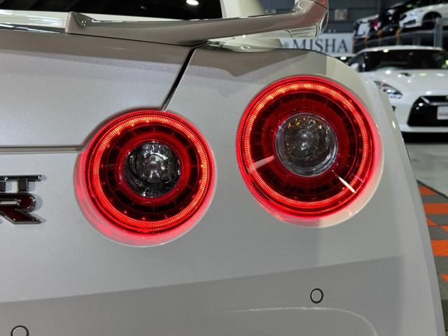 GT-R ピュアエディション /最終MY25モデル/デイライトキャンセラースイッチ/プライバシーガラス/純正フロアマット/新車ビニール付き/レイズ製20インチアルミホイール/FUJITSUBO製チタン合金マフラー(31枚目)
