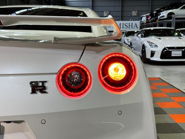 GT-R ピュアエディション /最終MY25モデル/デイライトキャンセラースイッチ/プライバシーガラス/純正フロアマット/新車ビニール付き/レイズ製20インチアルミホイール/FUJITSUBO製チタン合金マフラー(32枚目)