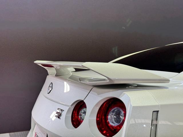 GT-R ピュアエディション /最終MY25モデル/デイライトキャンセラースイッチ/プライバシーガラス/純正フロアマット/新車ビニール付き/レイズ製20インチアルミホイール/FUJITSUBO製チタン合金マフラー(34枚目)