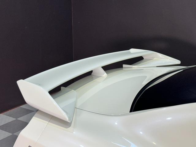 GT-R ピュアエディション /最終MY25モデル/デイライトキャンセラースイッチ/プライバシーガラス/純正フロアマット/新車ビニール付き/レイズ製20インチアルミホイール/FUJITSUBO製チタン合金マフラー(35枚目)