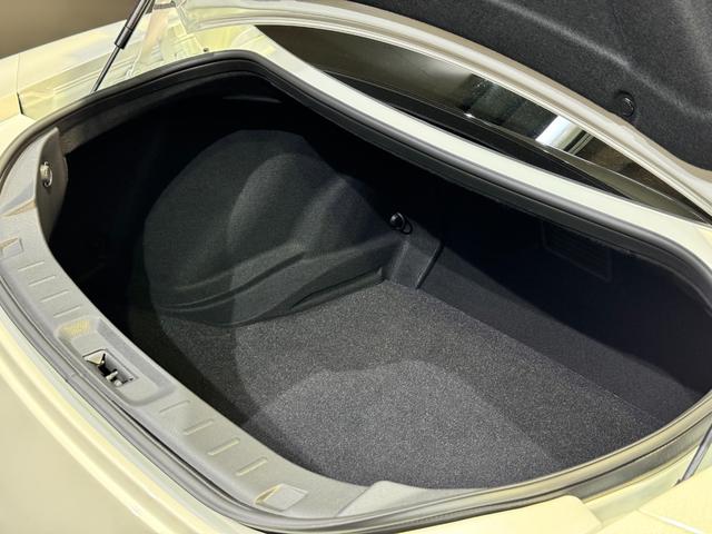GT-R ピュアエディション /最終MY25モデル/デイライトキャンセラースイッチ/プライバシーガラス/純正フロアマット/新車ビニール付き/レイズ製20インチアルミホイール/FUJITSUBO製チタン合金マフラー(39枚目)