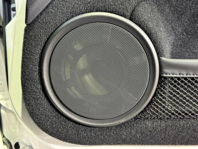 GT-R ピュアエディション /最終MY25モデル/デイライトキャンセラースイッチ/プライバシーガラス/純正フロアマット/新車ビニール付き/レイズ製20インチアルミホイール/FUJITSUBO製チタン合金マフラー(42枚目)