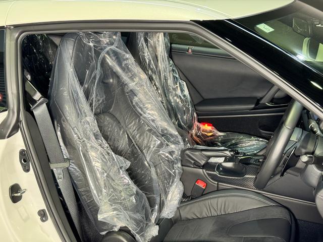 GT-R ピュアエディション /最終MY25モデル/デイライトキャンセラースイッチ/プライバシーガラス/純正フロアマット/新車ビニール付き/レイズ製20インチアルミホイール/FUJITSUBO製チタン合金マフラー(44枚目)