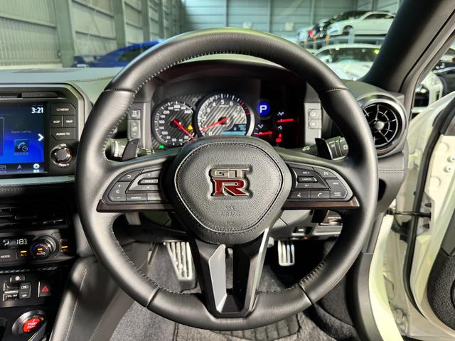 GT-R ピュアエディション /最終MY25モデル/デイライトキャンセラースイッチ/プライバシーガラス/純正フロアマット/新車ビニール付き/レイズ製20インチアルミホイール/FUJITSUBO製チタン合金マフラー(47枚目)