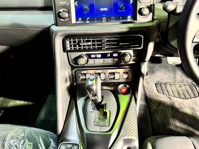 GT-R ピュアエディション /最終MY25モデル/デイライトキャンセラースイッチ/プライバシーガラス/純正フロアマット/新車ビニール付き/レイズ製20インチアルミホイール/FUJITSUBO製チタン合金マフラー(53枚目)