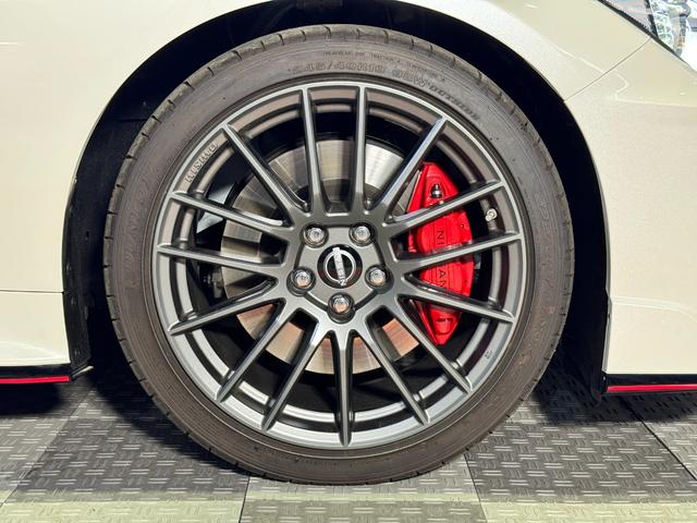 スカイライン ニスモリミテッド 限定100台/ワンオーナー/専用匠組立てエンジン/専用エンケイ製19インチホイール/専用シリアルナンバープレート/サンルーフ/専用匠ネームラベル/専用RECARO製シート/NISMOフロアマット(23枚目)