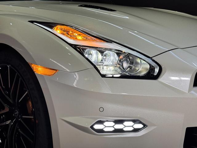 GT-R プレミアムエディション R35GT-R最終モデル/MY25モデル/ワンオーナー/新車ビニール/ファッショナブルインテリア/ブルーヘブン/リア3面プライバシーガラス/BOSEサウンドシステム/レイズ製20インチアルミホイール(16枚目)