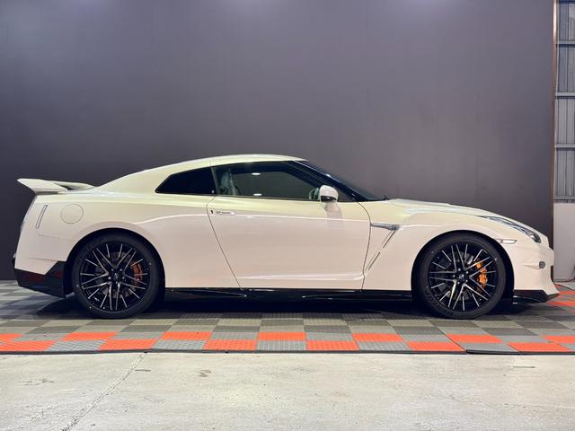 GT-R プレミアムエディション R35GT-R最終モデル/MY25モデル/ワンオーナー/新車ビニール/ファッショナブルインテリア/ブルーヘブン/リア3面プライバシーガラス/BOSEサウンドシステム/レイズ製20インチアルミホイール(22枚目)